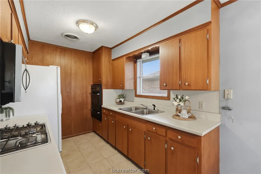 3807 Kelli Lane Bryan, TX 77802