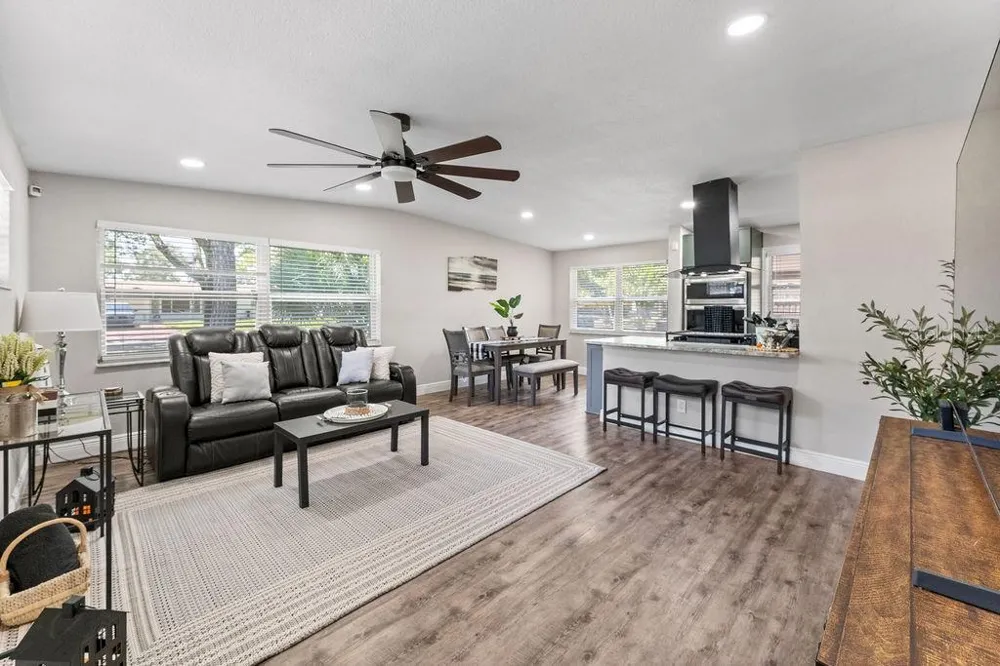 9009 1ST STREET NE St Petersburg, FL 33702