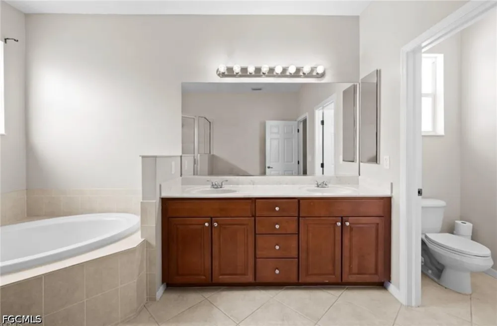 Larino Loop Estero, FL 33928