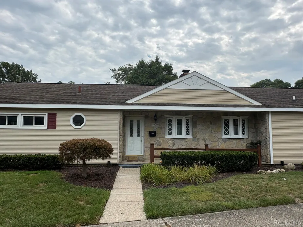 32223 Woodbrook Drive Wayne City, MI 48184