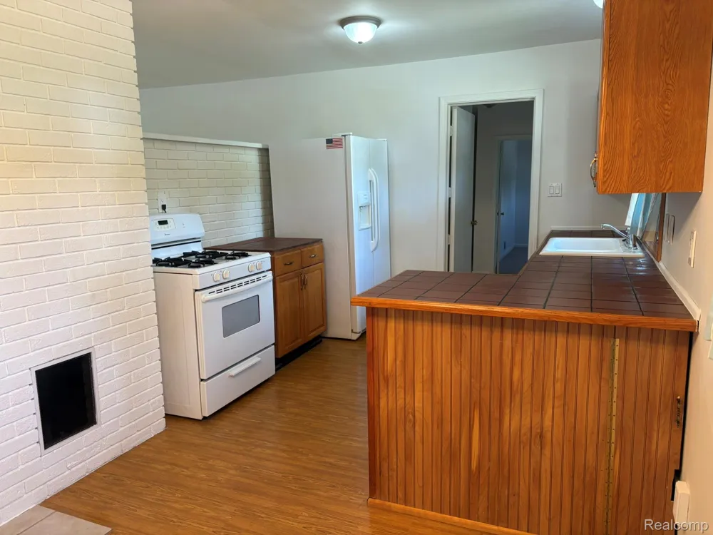 32223 Woodbrook Drive Wayne City, MI 48184
