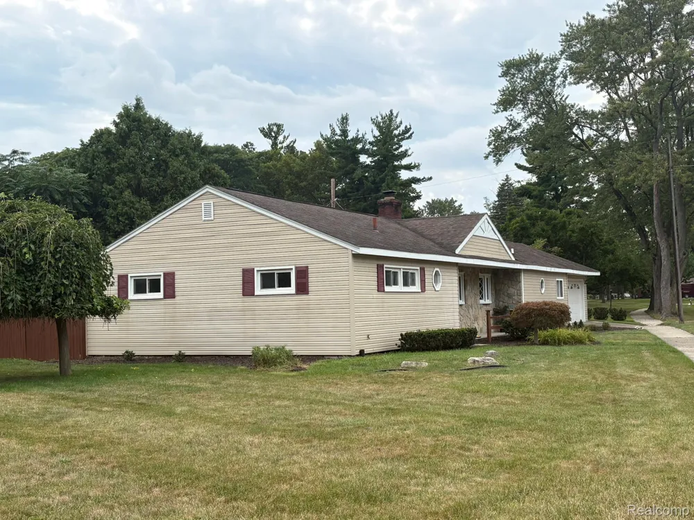 32223 Woodbrook Drive Wayne City, MI 48184