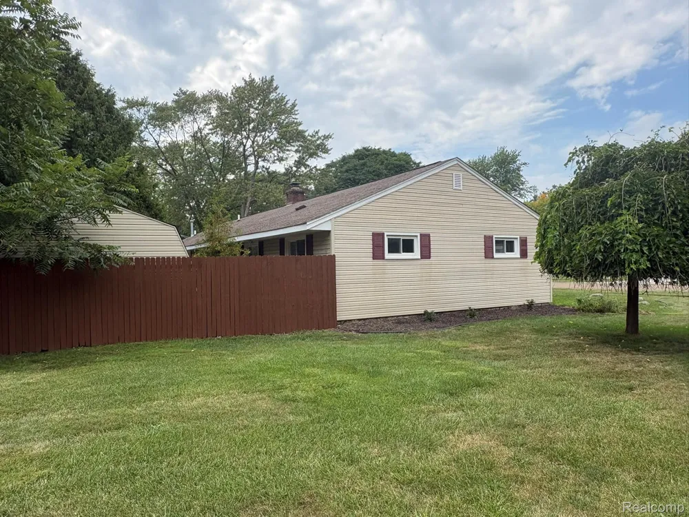32223 Woodbrook Drive Wayne City, MI 48184