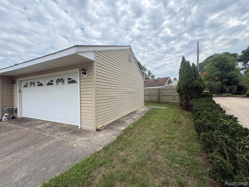 32223 Woodbrook Drive Wayne City, MI 48184