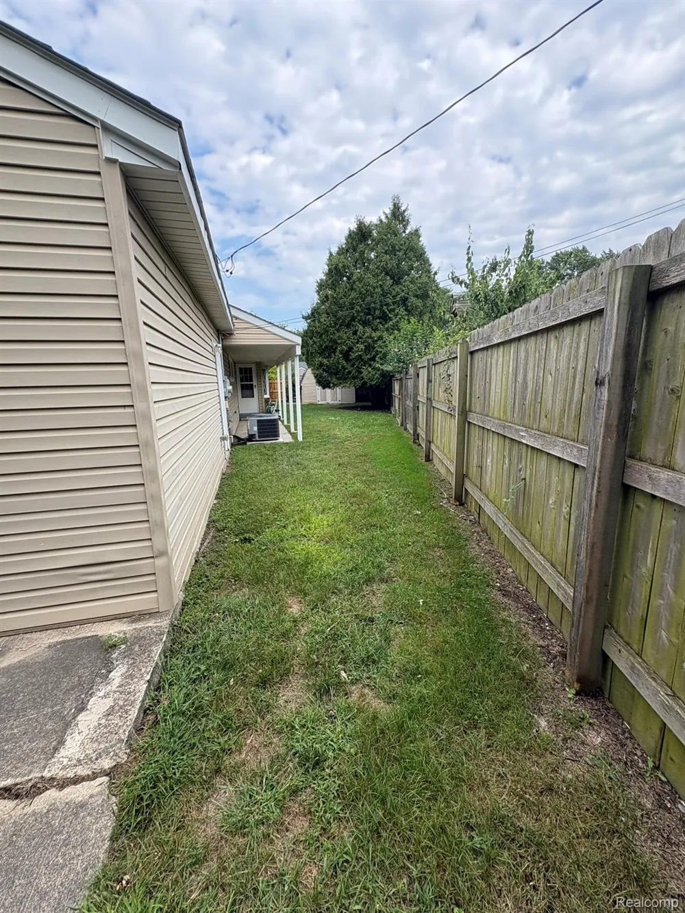 32223 Woodbrook Drive Wayne City, MI 48184