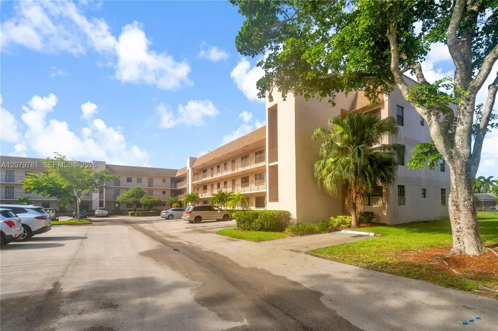 10442 Sunrise Lakes Blvd #312 Sunrise, FL 33322