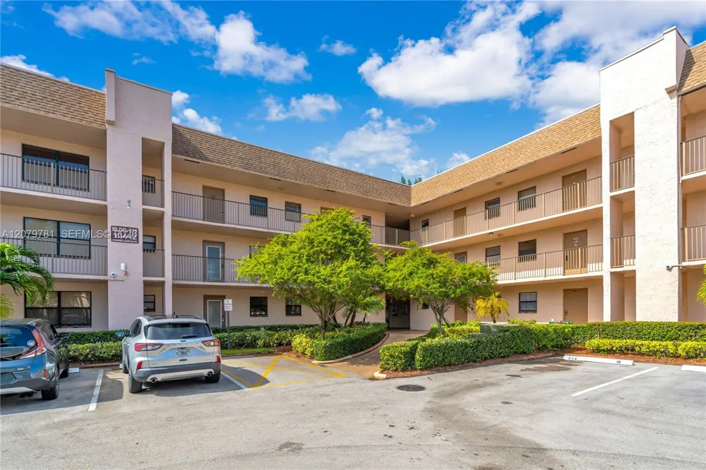 10442 Sunrise Lakes Blvd #312 Sunrise, FL 33322