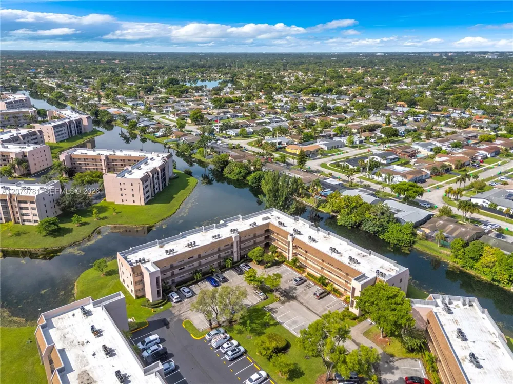 10442 Sunrise Lakes Blvd #312 Sunrise, FL 33322