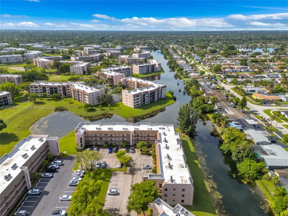 10442 Sunrise Lakes Blvd #312 Sunrise, FL 33322