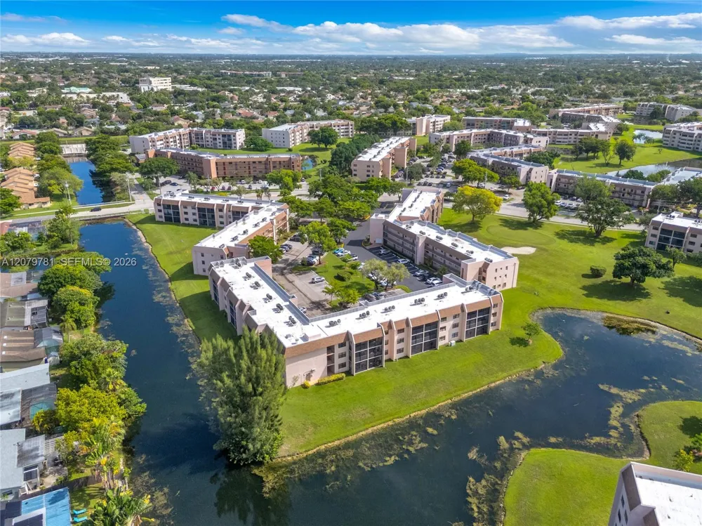10442 Sunrise Lakes Blvd #312 Sunrise, FL 33322
