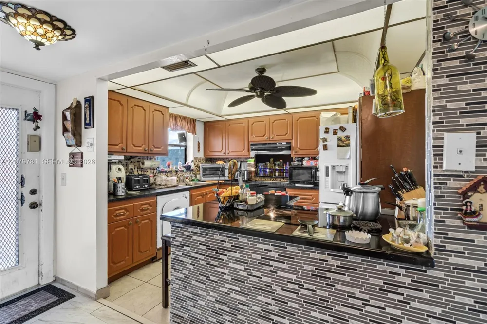 10442 Sunrise Lakes Blvd #312 Sunrise, FL 33322