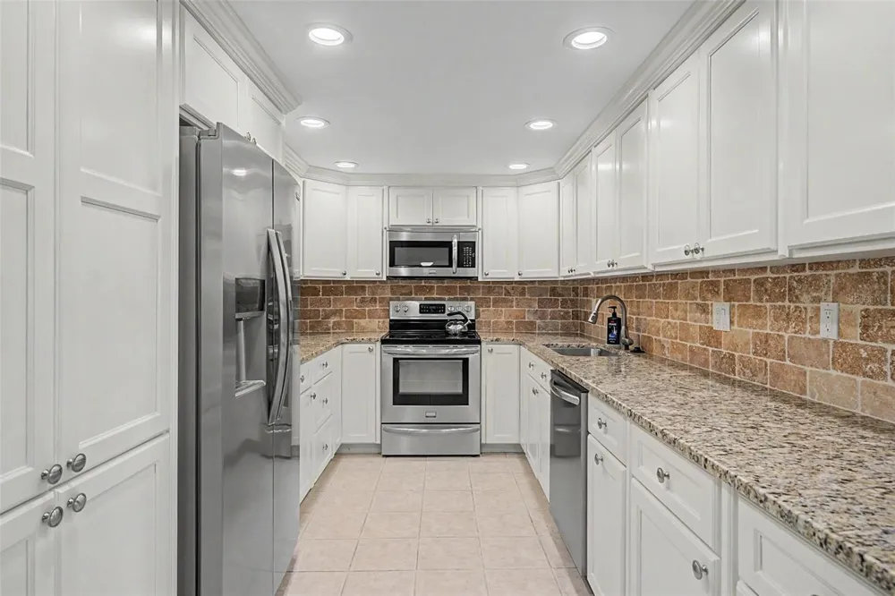 2700 BAYSHORE BOULEVARD #11202 Dunedin, FL 34698
