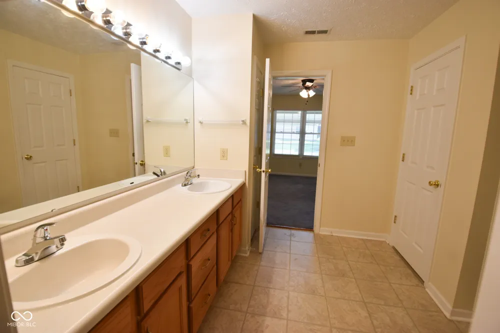 1295 Worcester Way Greenfield, IN 46140