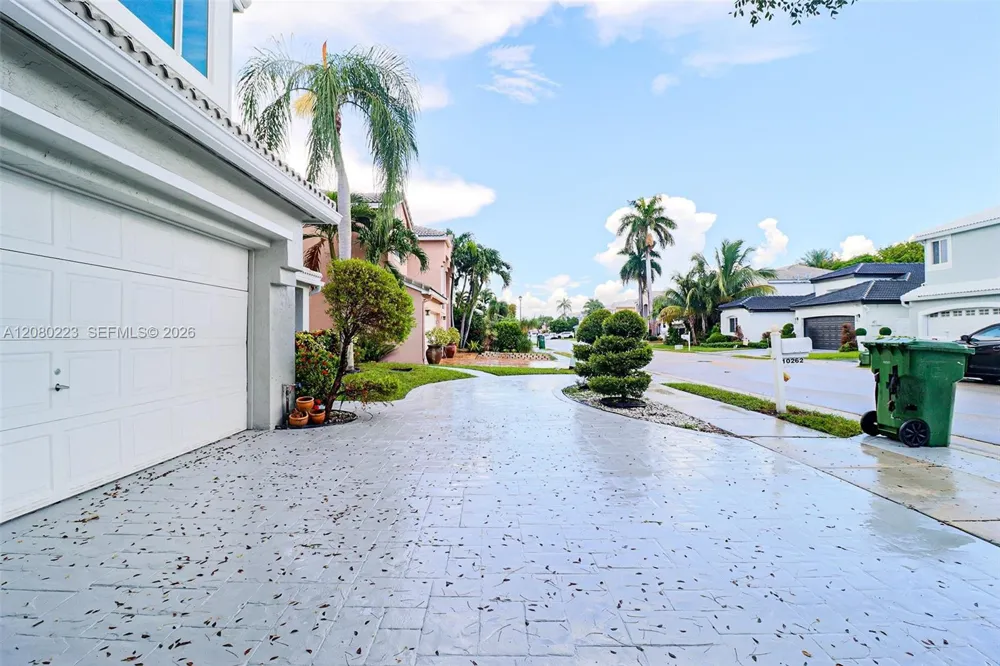 10262 SW 9th Ln Pembroke Pines, FL 33025