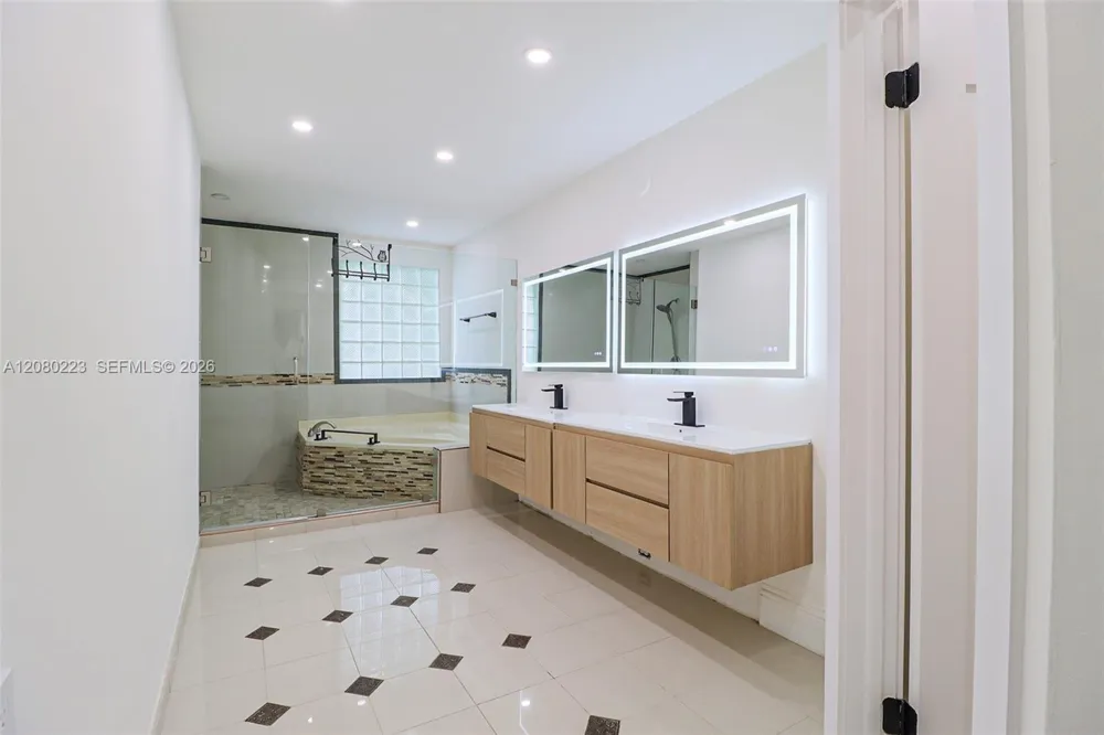 10262 SW 9th Ln Pembroke Pines, FL 33025
