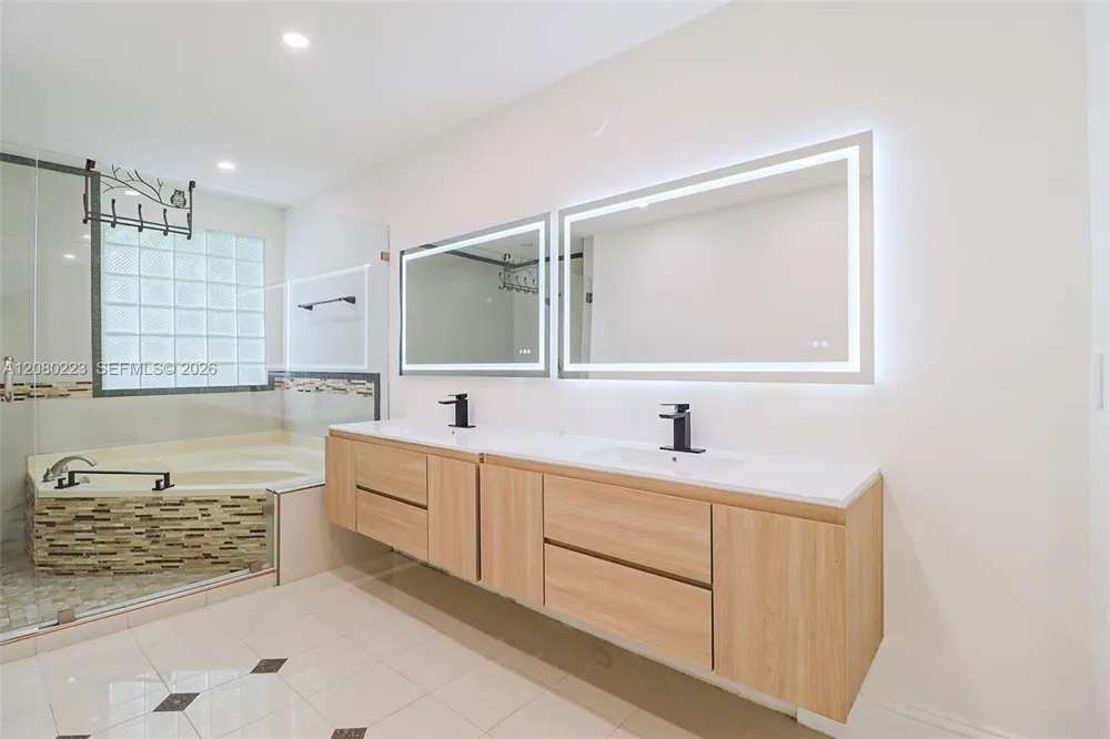 10262 SW 9th Ln Pembroke Pines, FL 33025