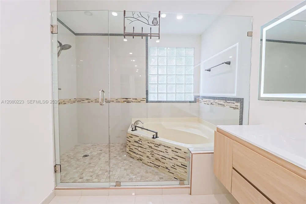 10262 SW 9th Ln Pembroke Pines, FL 33025
