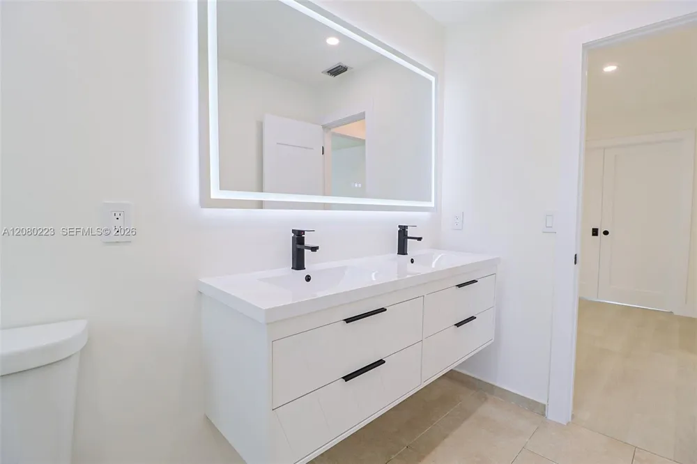 10262 SW 9th Ln Pembroke Pines, FL 33025