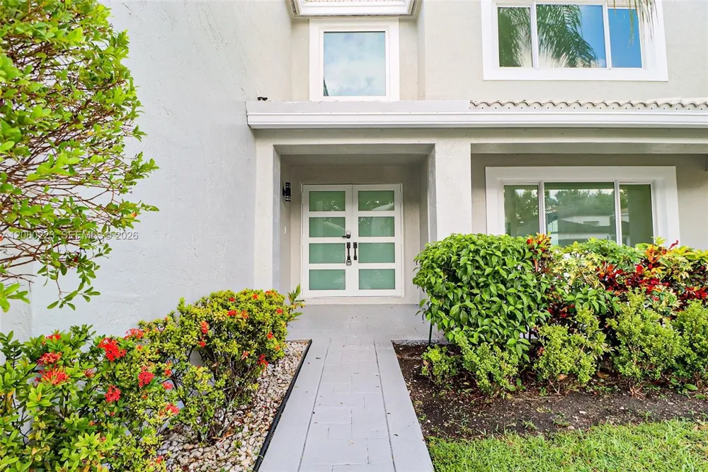 10262 SW 9th Ln Pembroke Pines, FL 33025