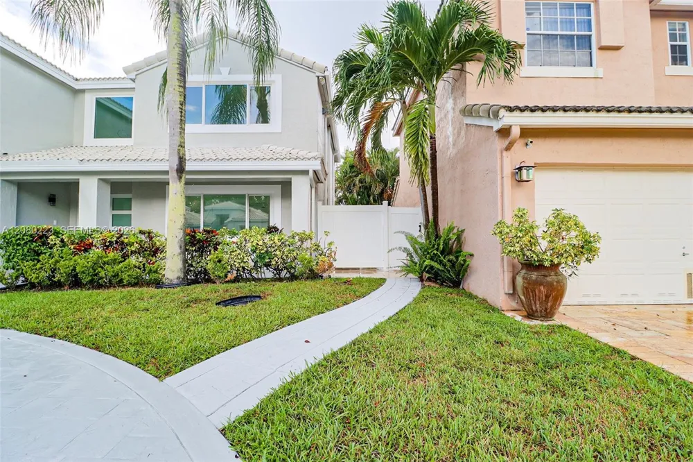 10262 SW 9th Ln Pembroke Pines, FL 33025