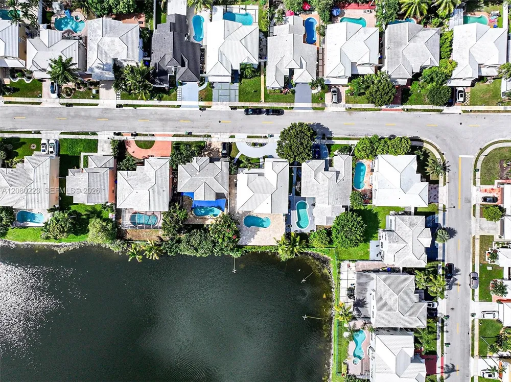 10262 SW 9th Ln Pembroke Pines, FL 33025