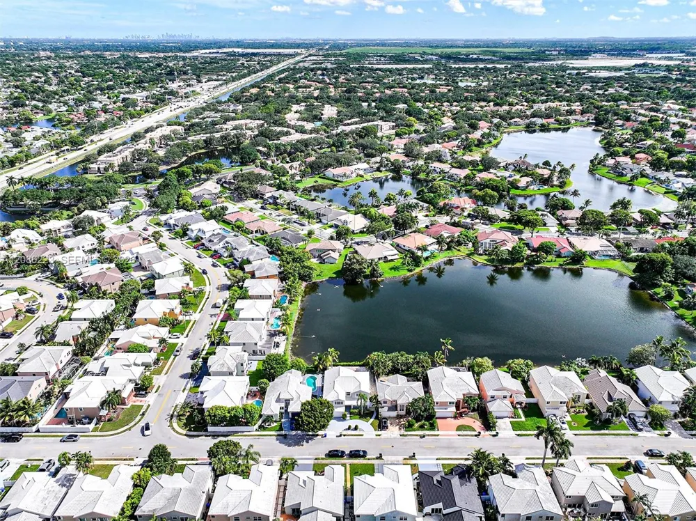 10262 SW 9th Ln Pembroke Pines, FL 33025