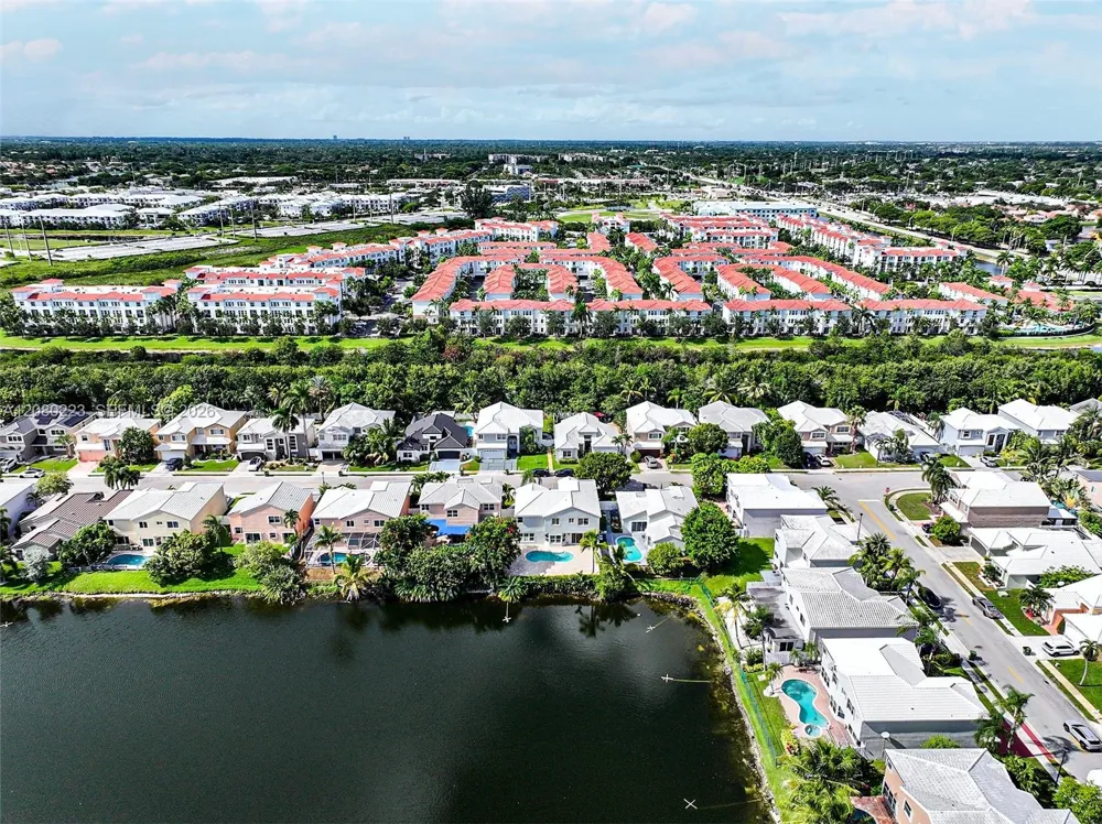 10262 SW 9th Ln Pembroke Pines, FL 33025
