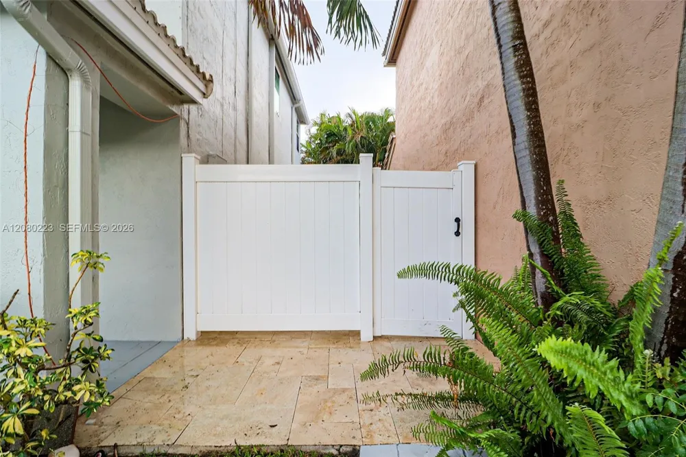 10262 SW 9th Ln Pembroke Pines, FL 33025
