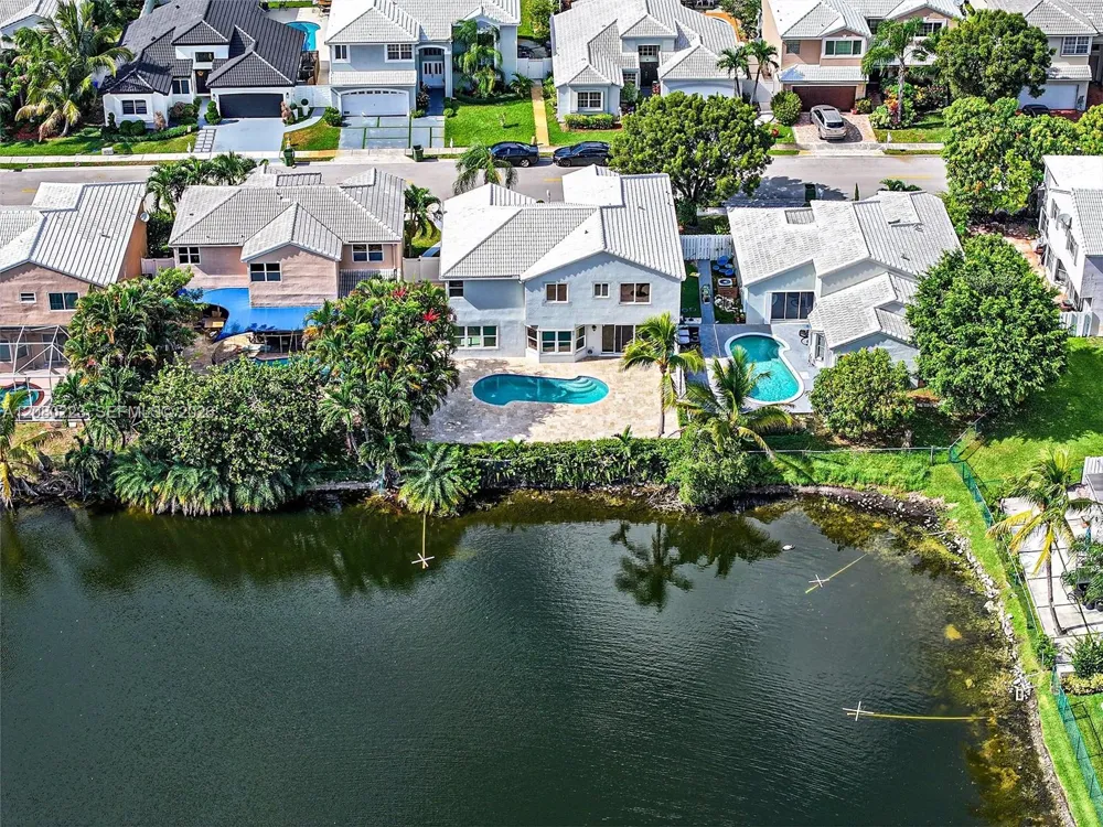 10262 SW 9th Ln Pembroke Pines, FL 33025