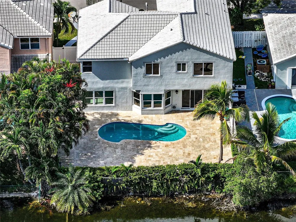 10262 SW 9th Ln Pembroke Pines, FL 33025