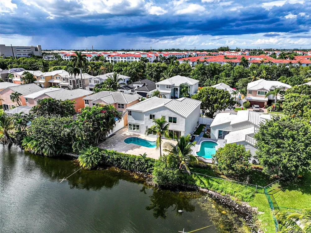 10262 SW 9th Ln Pembroke Pines, FL 33025