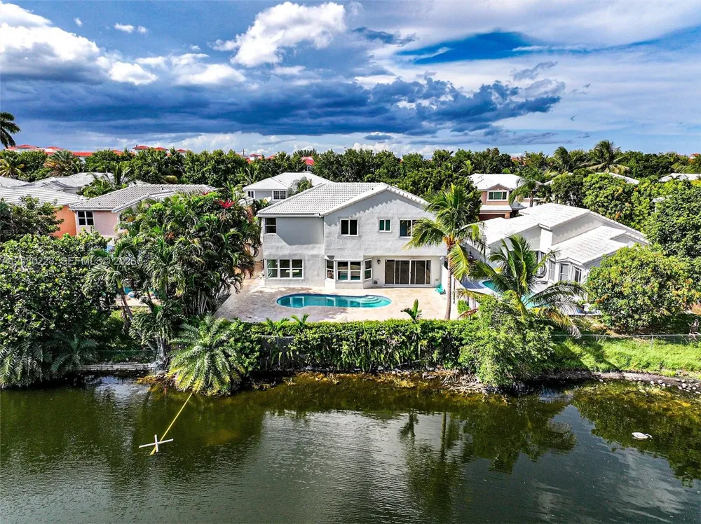 10262 SW 9th Ln Pembroke Pines, FL 33025