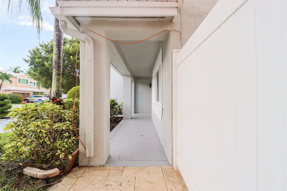 10262 SW 9th Ln Pembroke Pines, FL 33025