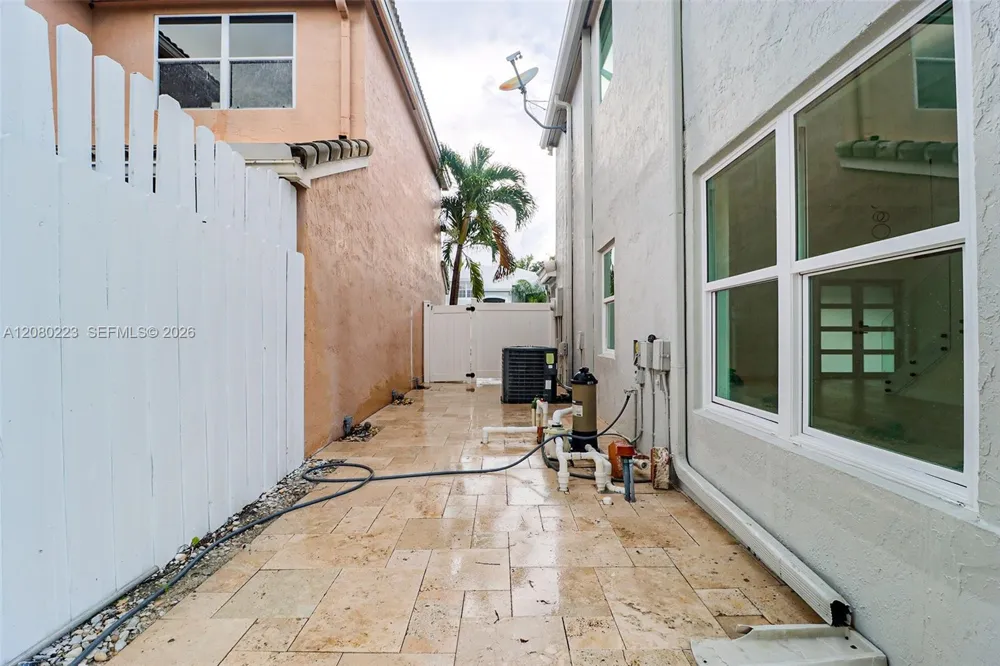10262 SW 9th Ln Pembroke Pines, FL 33025
