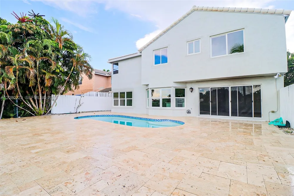 10262 SW 9th Ln Pembroke Pines, FL 33025