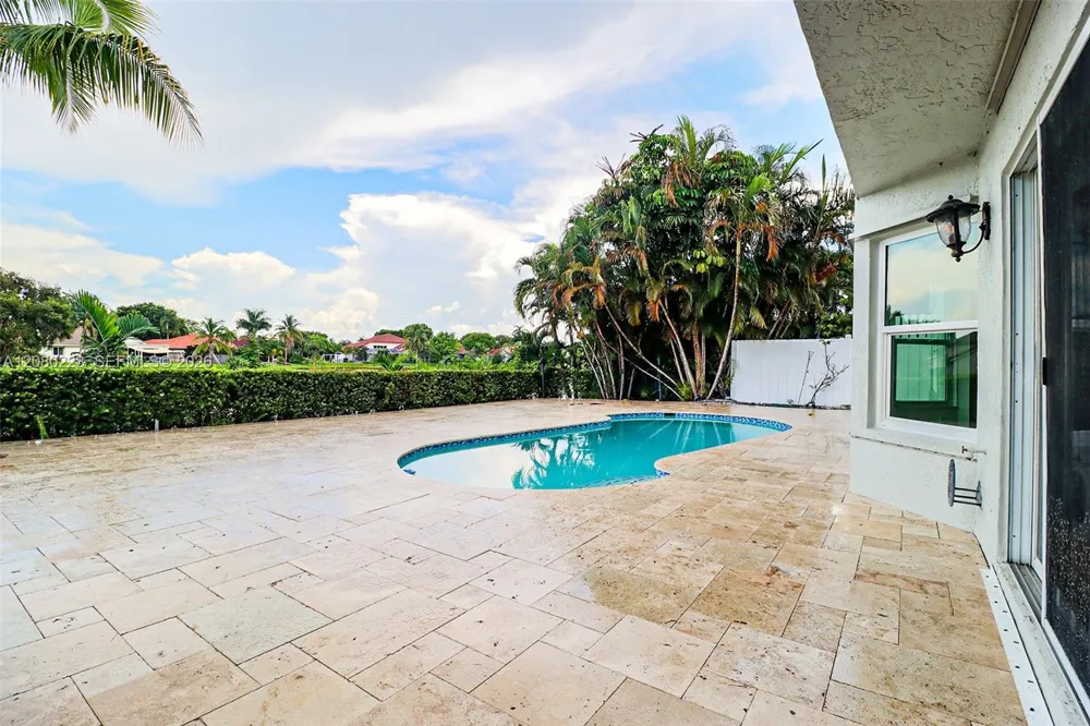 10262 SW 9th Ln Pembroke Pines, FL 33025