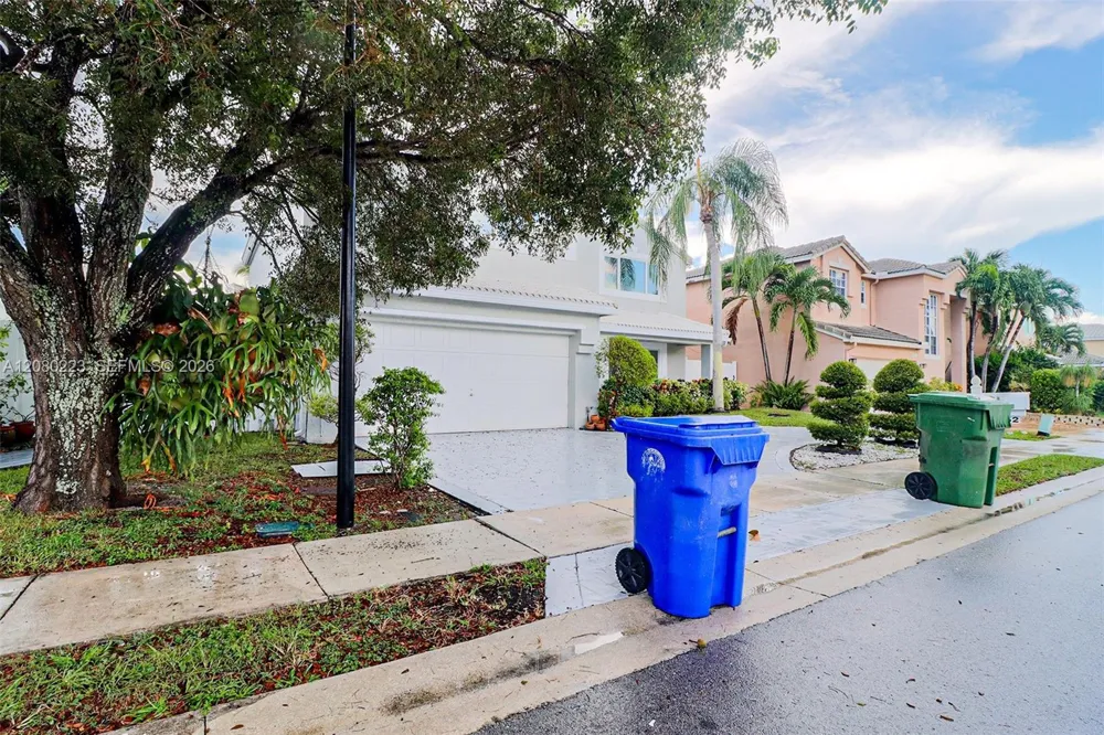10262 SW 9th Ln Pembroke Pines, FL 33025