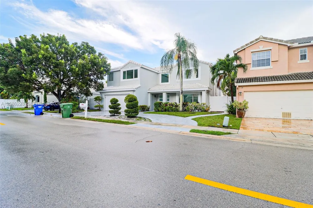 10262 SW 9th Ln Pembroke Pines, FL 33025