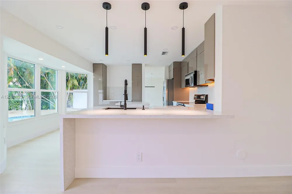 10262 SW 9th Ln Pembroke Pines, FL 33025