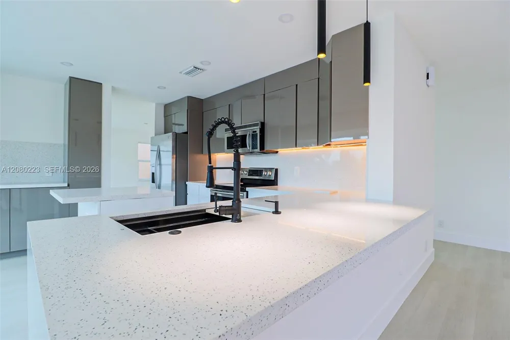10262 SW 9th Ln Pembroke Pines, FL 33025