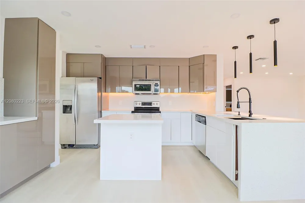 10262 SW 9th Ln Pembroke Pines, FL 33025