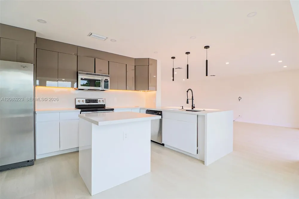 10262 SW 9th Ln Pembroke Pines, FL 33025