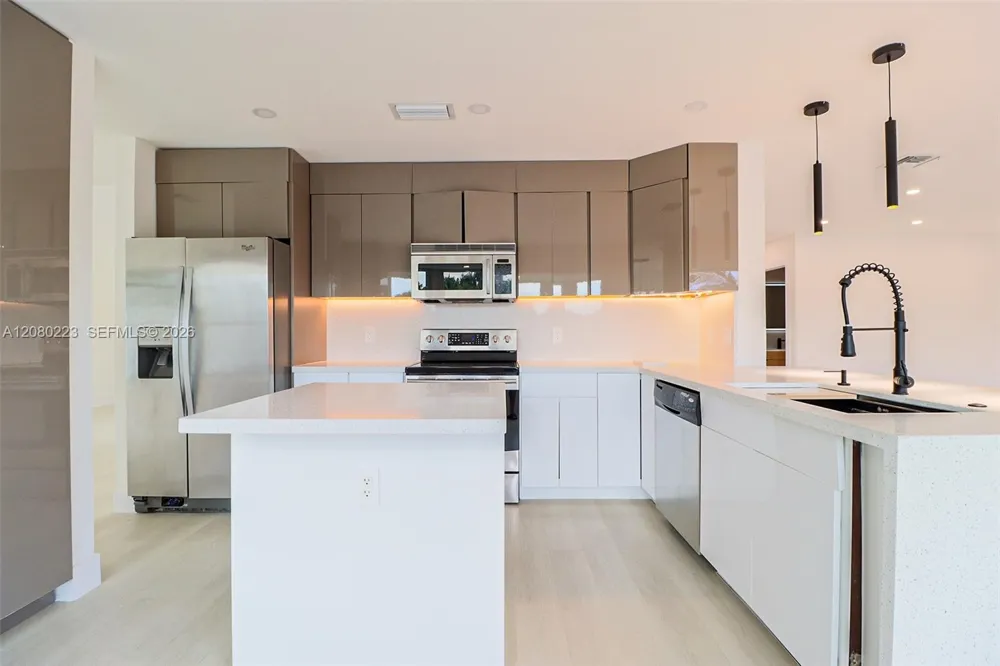 10262 SW 9th Ln Pembroke Pines, FL 33025