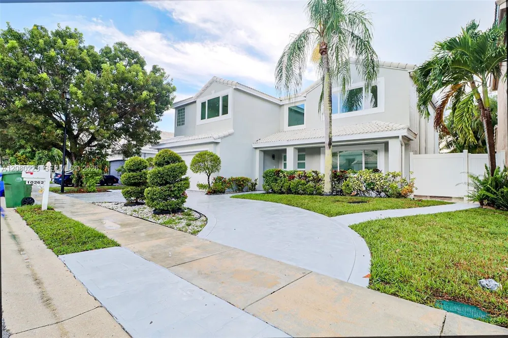 10262 SW 9th Ln Pembroke Pines, FL 33025