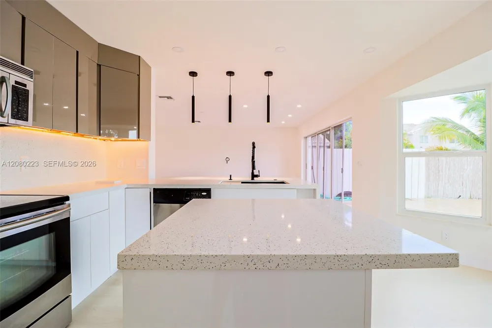 10262 SW 9th Ln Pembroke Pines, FL 33025