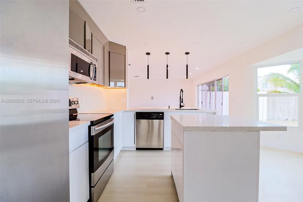 10262 SW 9th Ln Pembroke Pines, FL 33025