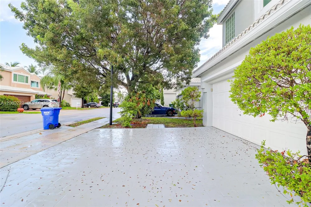 10262 SW 9th Ln Pembroke Pines, FL 33025