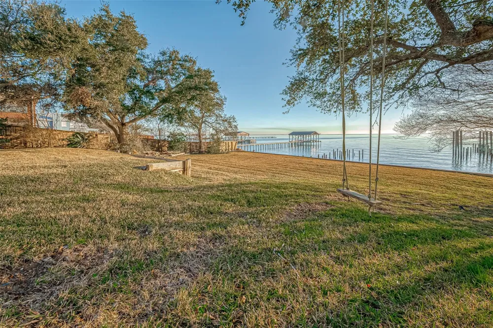 2011 Crescent Drive La Porte, TX 77571