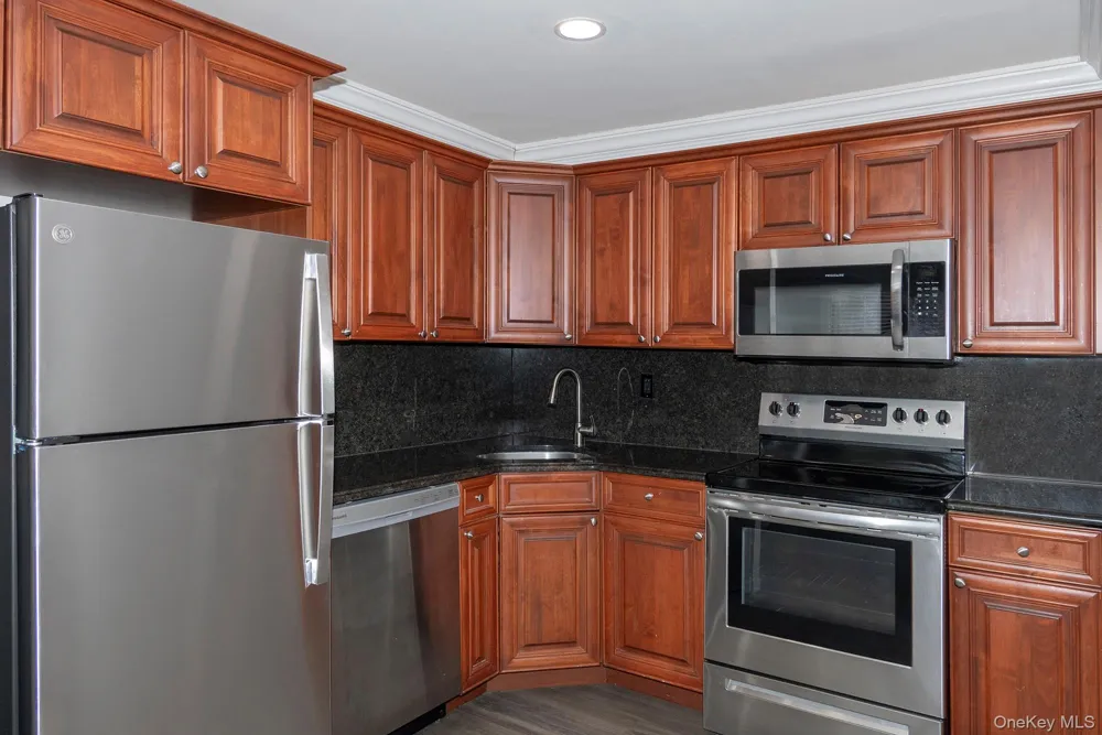 64 S Clinton Avenue #4B Bay Shore, NY 11706
