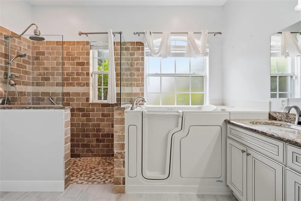 4703 4TH AVENUE DRIVE E Bradenton, FL 34208